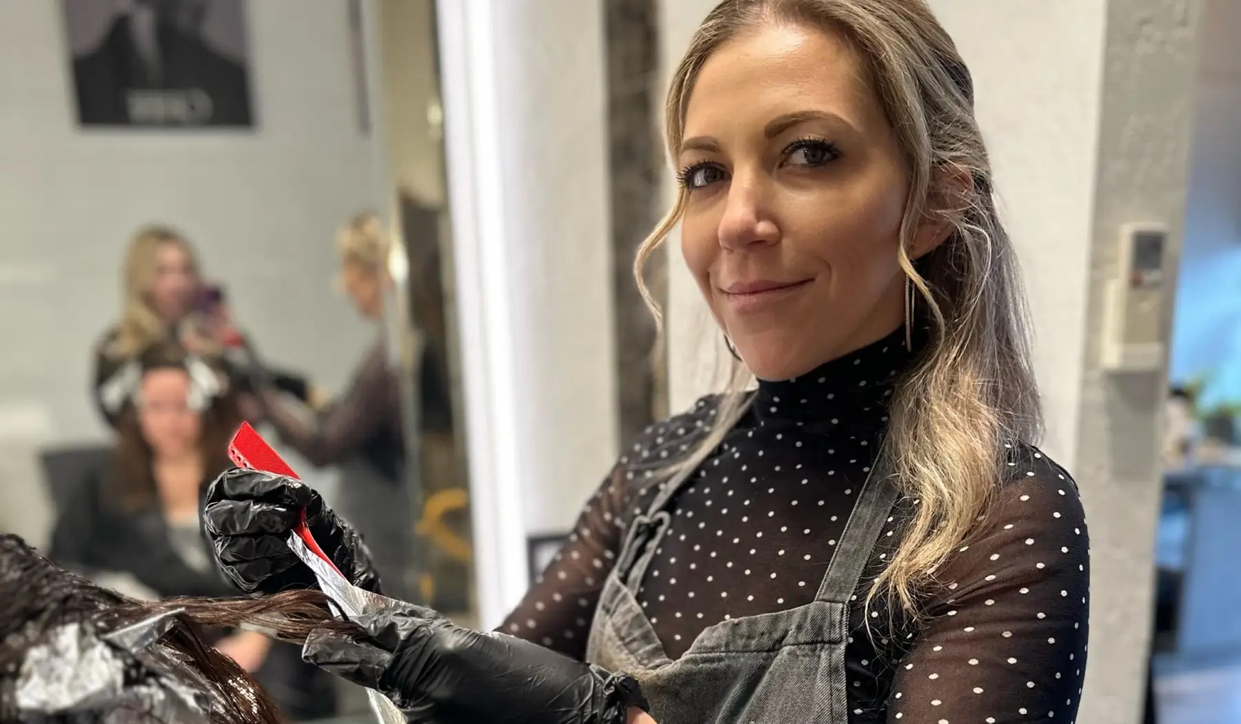 Nina Pelfini applying color at Salon Bilancio