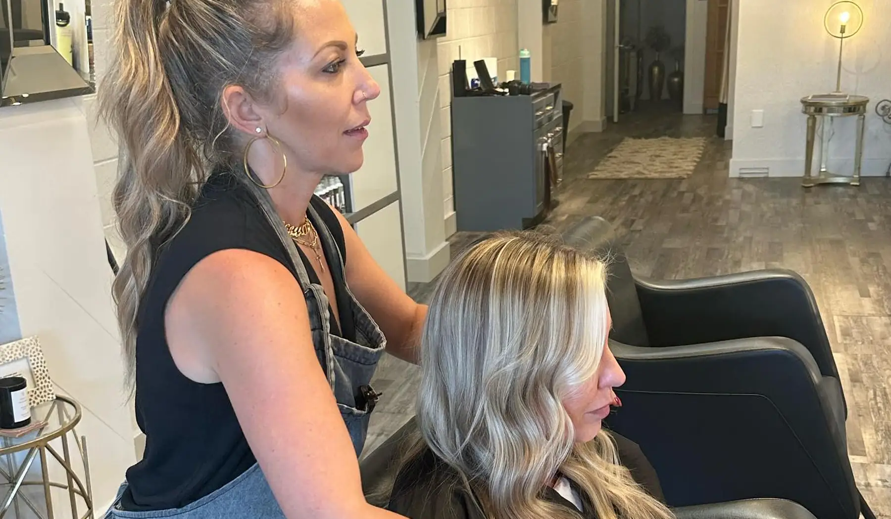 A Salon Bilancio stylist working on a guest