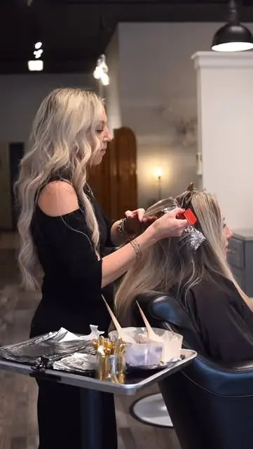 Nina Pelfini coloring a client's hair